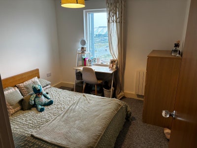 2 bed flat in Cardiff Bay Main Photo