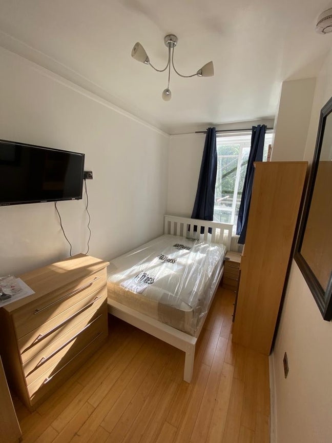 Large double room in Wandsworth Main Photo