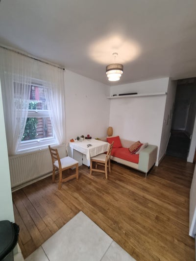 Spacious Double room to rent available now  Main Photo