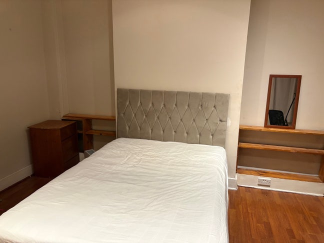 Room - mins from Acton Town Tube Main Photo