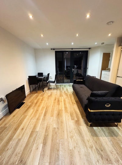 Bright small double room in a friendly flatshare! Main Photo