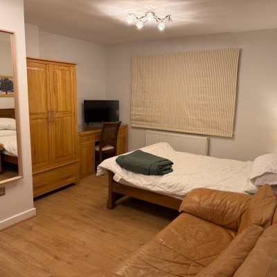 En suite room in Botley with car parking Main Photo