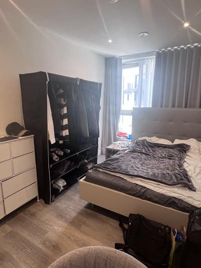 Modern 3-bed apartment with a kitchen in Stratford Main Photo