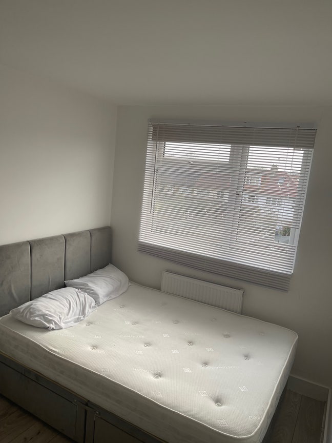 Modern En-Suite Rental Room - Newly Decorated Main Photo