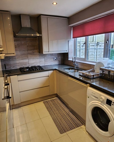 Large Renovated Double Room in Beckett cl, Feltham Main Photo