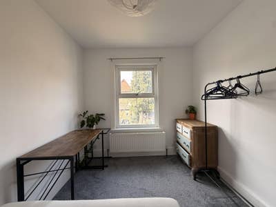 Bright Double Bedroom in Pretty House with Cat Main Photo