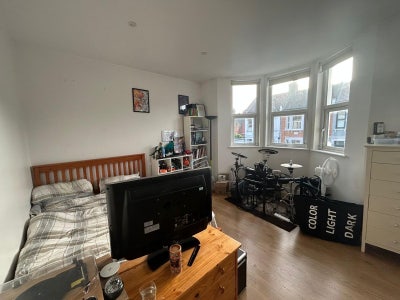 Spacious double room in friendly flatshare! Main Photo