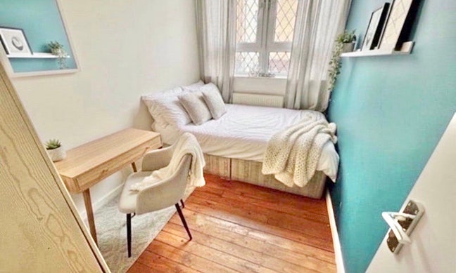 3 Delightful Rooms - 2min to DLR - Close to Shops Main Photo