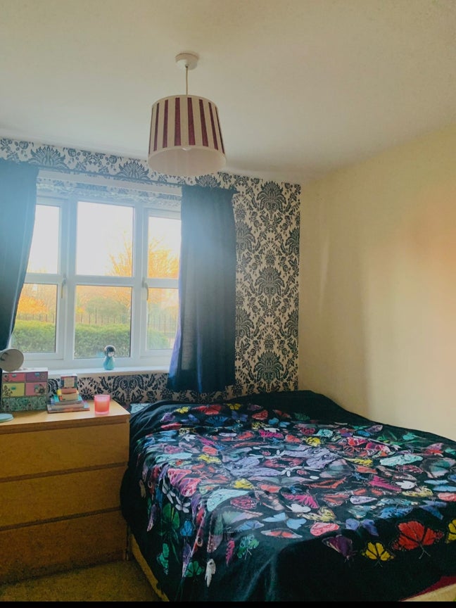 Double Room with En-suite in Quiet Gated Area in W Main Photo