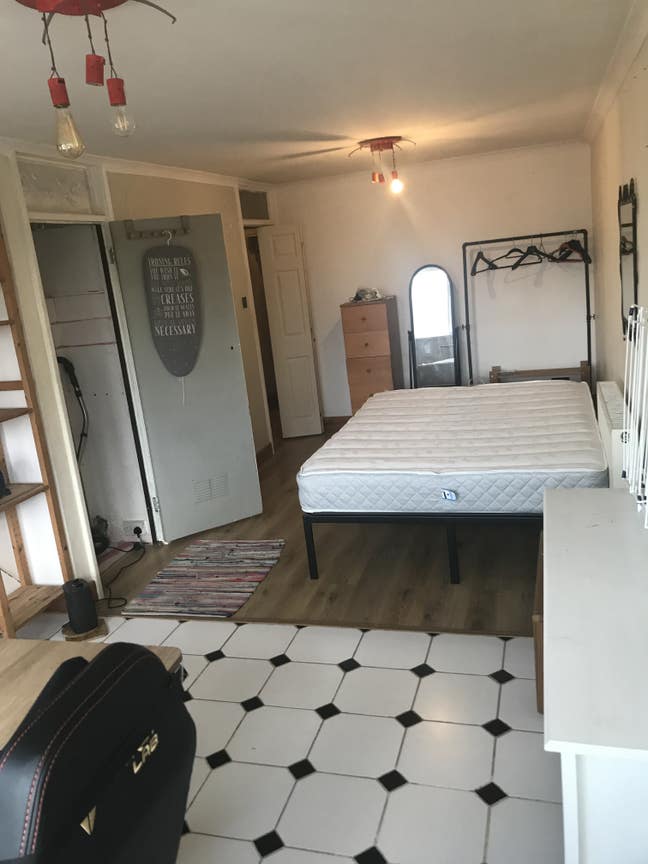 Large Studio flat for rent in tw beds flat Main Photo