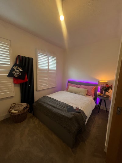 Spacious Double Room in a calm, all girls home  Main Photo