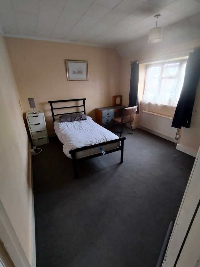 Large room for a lodger, 5mins from Central Line Main Photo