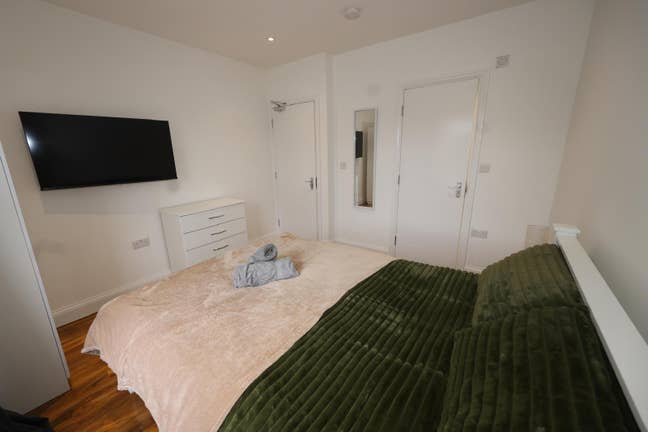 Short Let Ensuite Room Free Parking GatwiCK15Min Main Photo