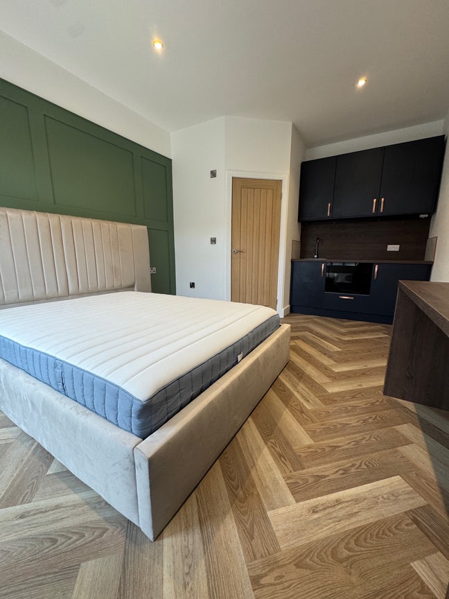 3 en-suite rooms, 2 studios, brand new refurbished Main Photo