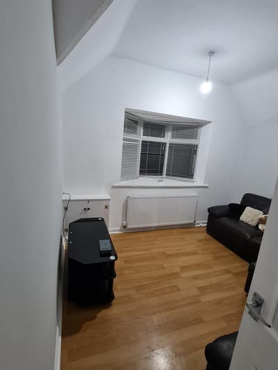 1 bed self contained flat,ownlivng room,kitchen Main Photo
