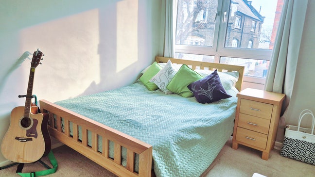 Bright Double Room 3mins to DLR Main Photo