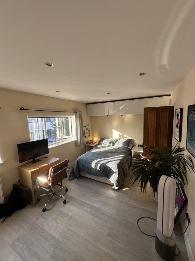 Spacious Ensuite Room In Large Shared House Main Photo