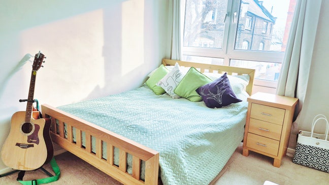 Bright Double Room 3mins to DLR Main Photo