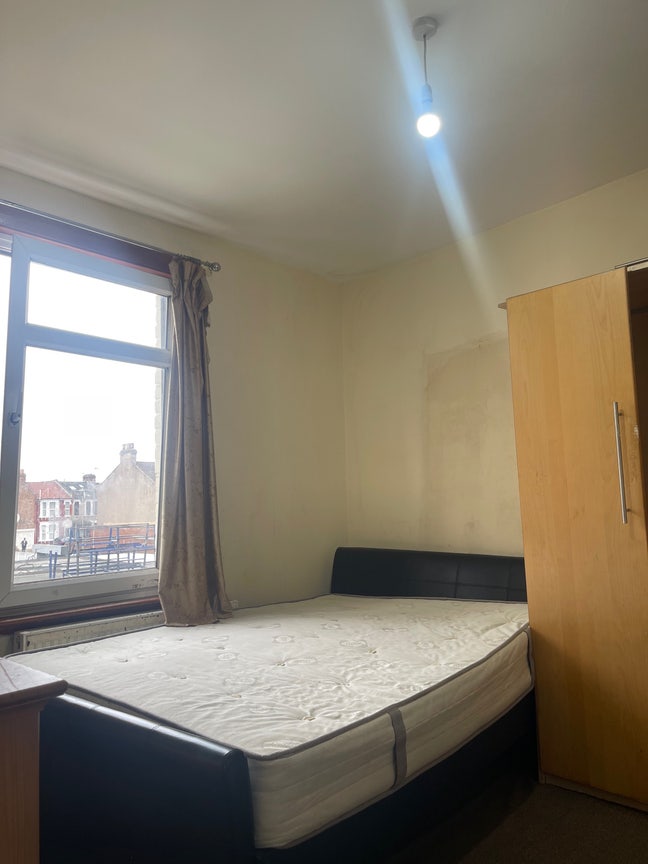 Spacious Double Bed room for rent  Main Photo