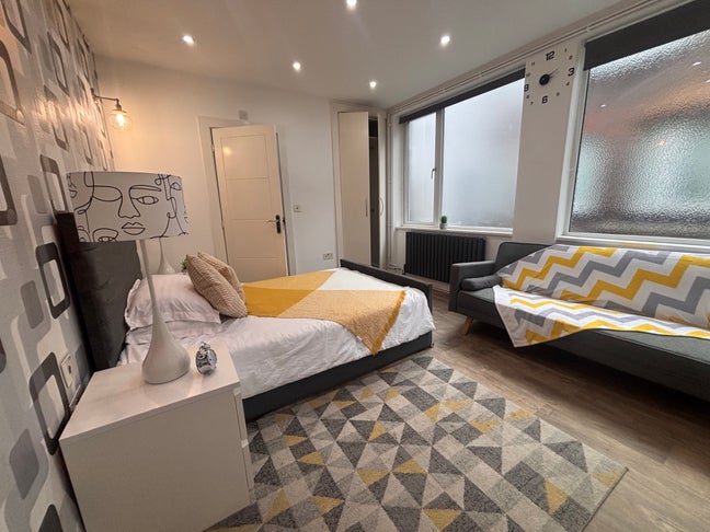 Large Double En-Suite Room - High Town Main Photo