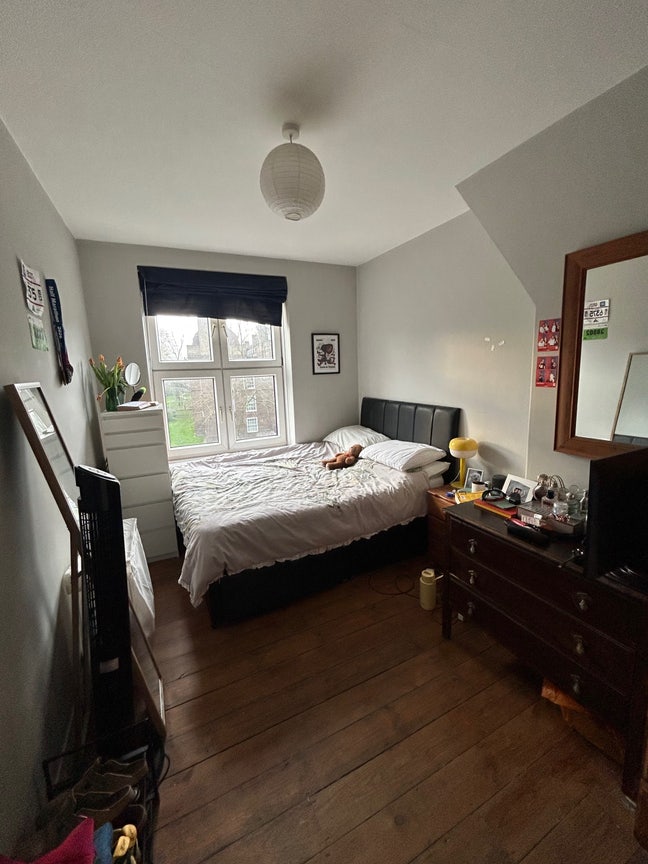 Lovely Double Room in 3 bed flat  Main Photo