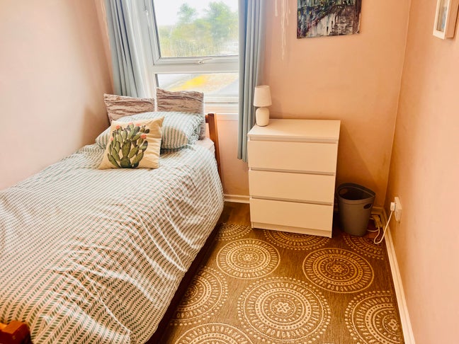 Bright, single room with large wardrobe cupboard Main Photo