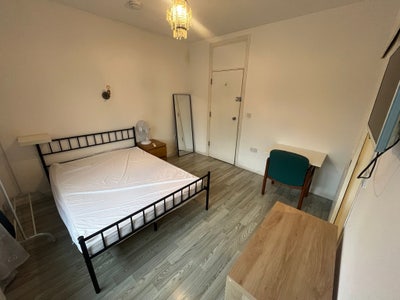 1 Double Bed Ensuite & 1 Single Bed Ensuite Main Photo