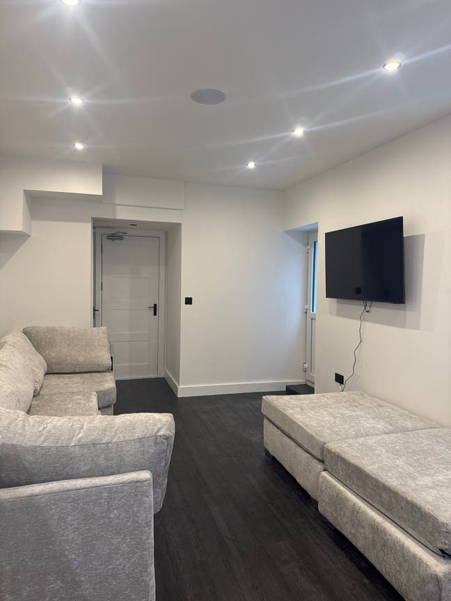 3 Rooms Available in 7 Bed Property  Main Photo