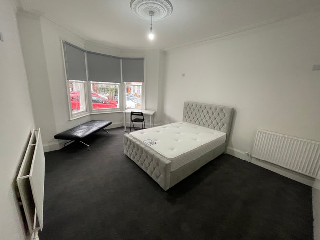 Double Room in a Big Comfortable Property in Nw!! Main Photo