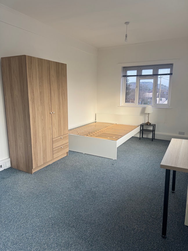 Large double rooms to rent in HMO - Bills included Main Photo