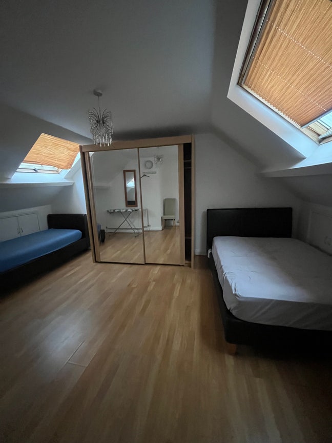 Spacious Double Room Available  Main Photo