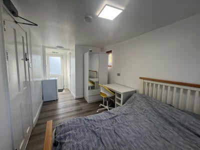 Double Furnished En-Suite Room Main Photo