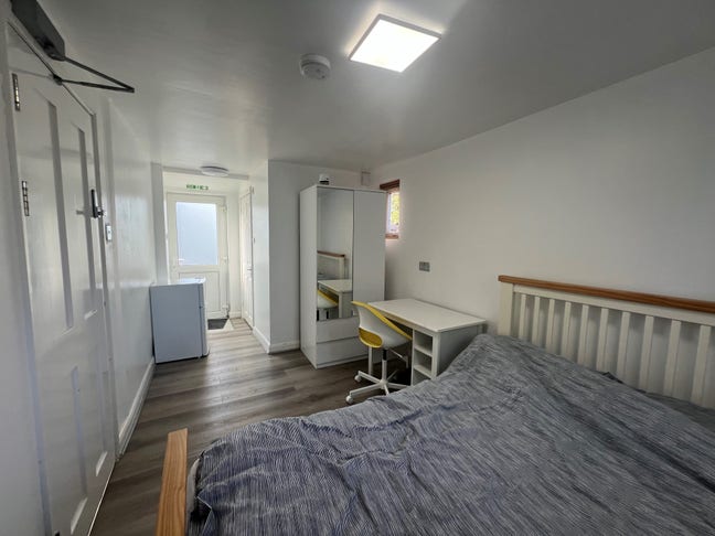 Double Furnished En-Suite Room Main Photo