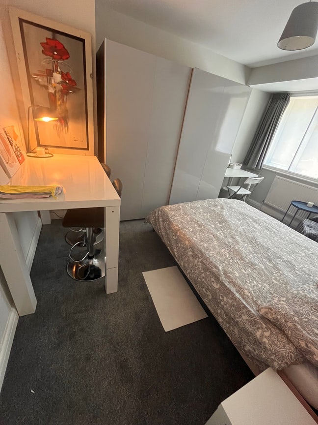 &pound;700 bills included - Spacious double room Main Photo