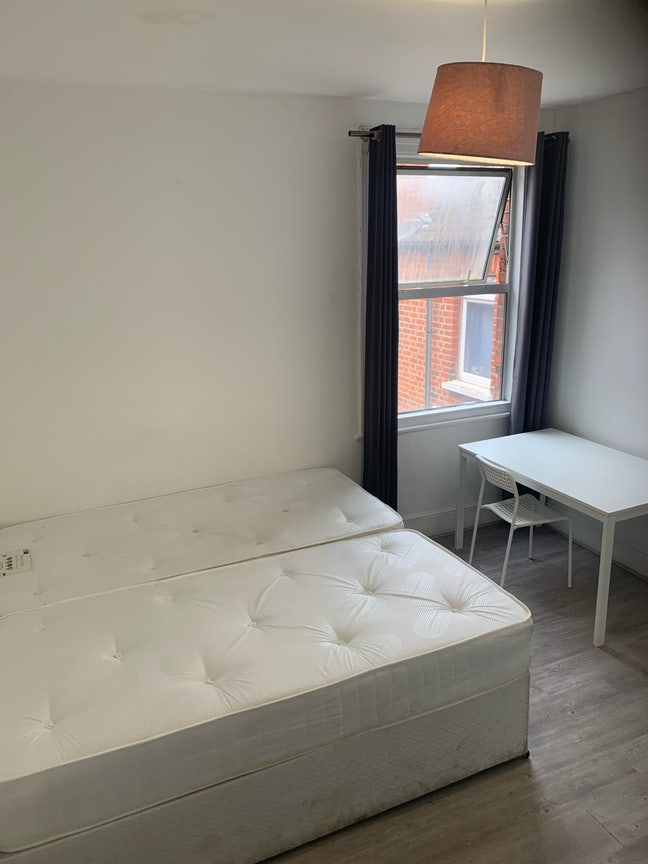 Room in Cricklewood overlooking garden Main Photo