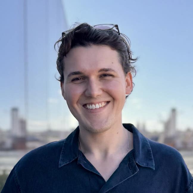 26yo design consultant looking for studio/room Main Photo