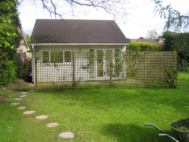 A delightful, fully furnished detached studio in b Main Photo