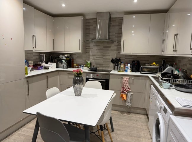 2 Rooms Available for June! 5 min walk to RHUL Main Photo