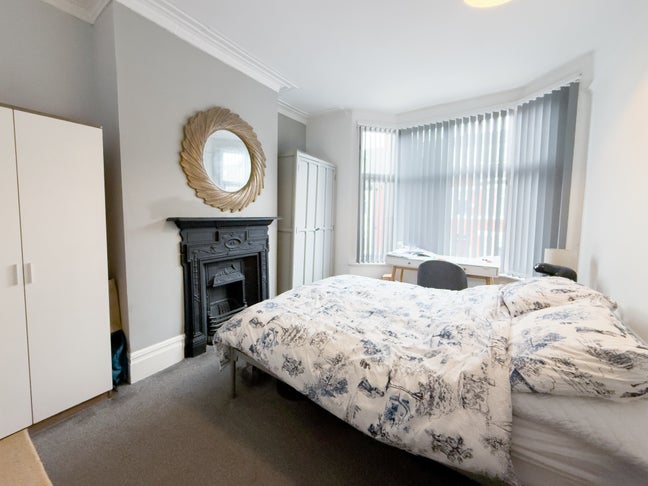 Bedroom available - close to university Main Photo