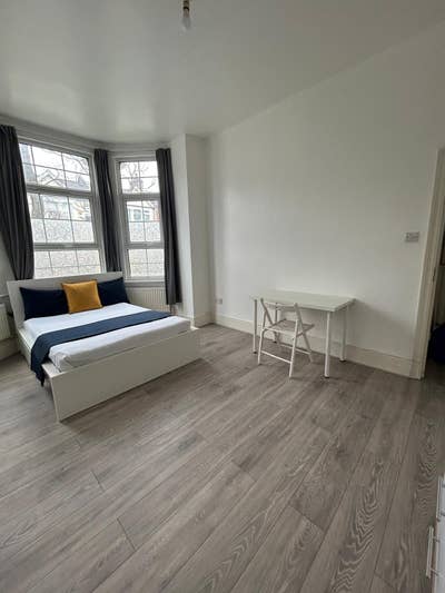 Four Rooms Steps Away from Jubilee Line!! Main Photo