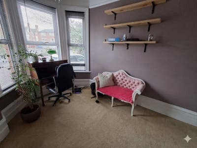 LARGE ROOM minutes from the University & Hospital Main Photo