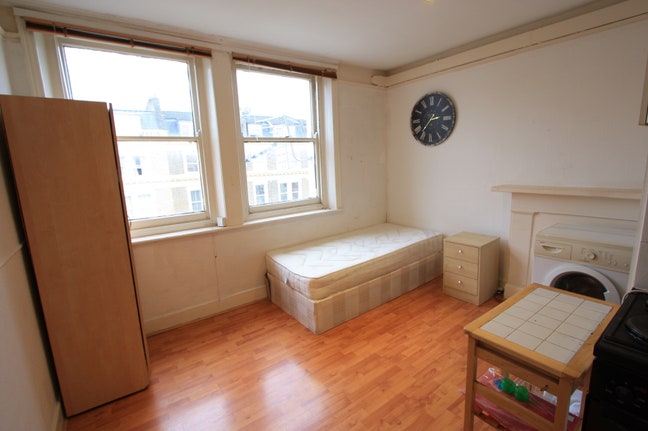 Third Floor Studio in Earls Court*Couple Allowed* Main Photo