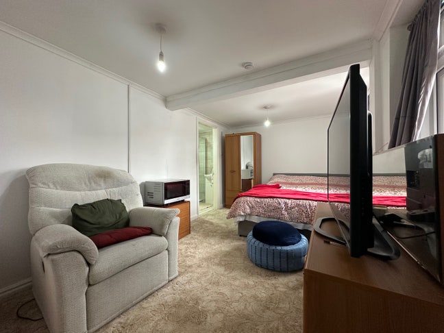 Large Ensuite bedroom  Main Photo