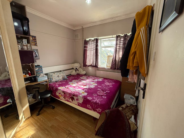2 Bed Flat, 15 Min Walk to the Station Main Photo