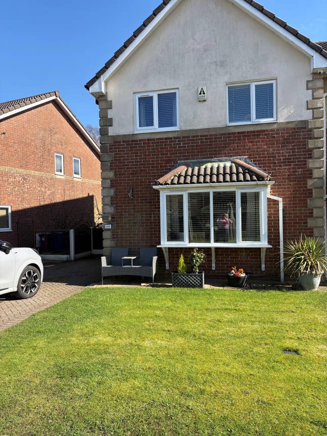 Double room in lovely semi detached house Main Photo