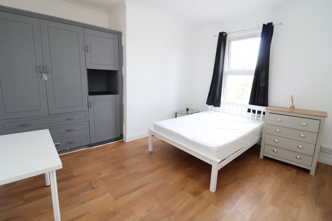 Modern Flat Steps from Elizabeth Line - W7 Main Photo