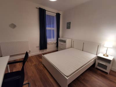 Large room with en-suite - central Swindon Main Photo