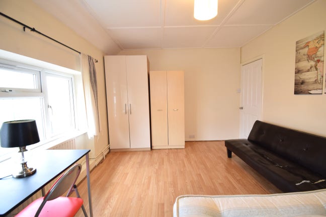 Join a Clean, Friendly Household – Bills Included! Main Photo