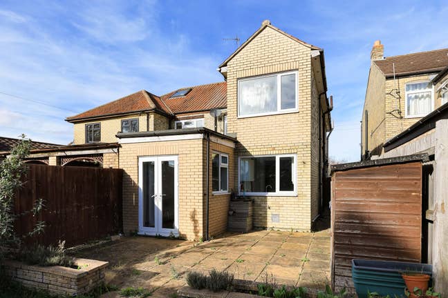 CB1 - Whole House - 4 Double Bedrooms Main Photo