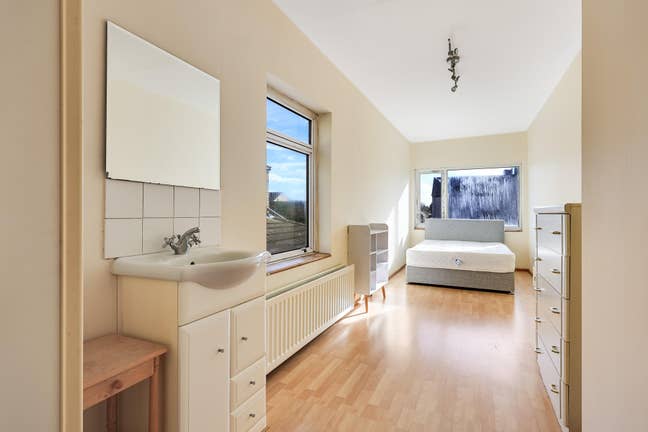 CB1 - Whole House - 4 Double Bedrooms Main Photo